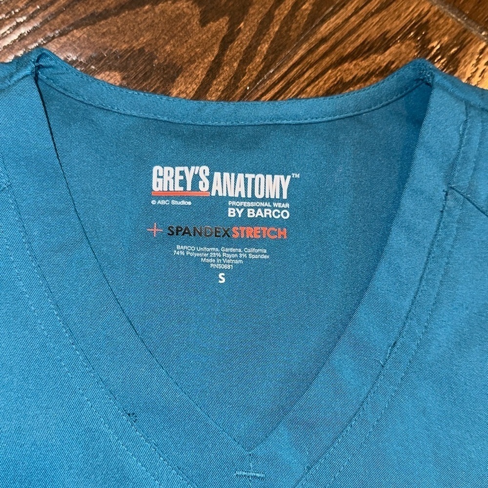 Grey's Anatomy scrub top size small with spandex stretch and pockets - Picture 4 of 5